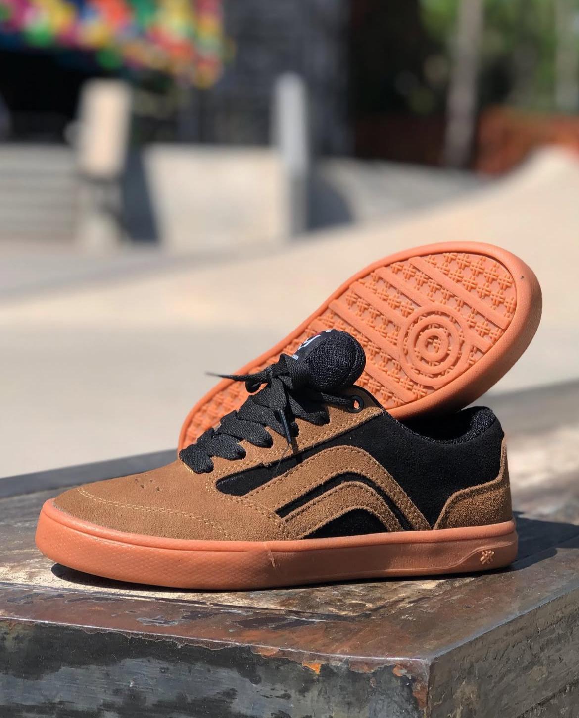 Tenis Gremio ¨Artesano Camel Negro¨