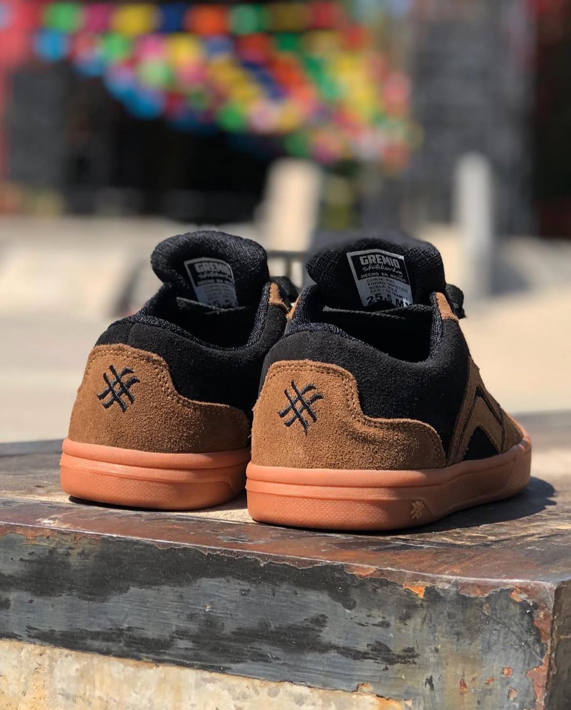 Tenis Gremio ¨Artesano Camel Negro¨